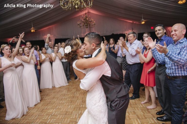 Hudson Valley Wedding DJ Bri Swatek Last Dance Grandview Courtesy of Alicia King Photography VMNZ 1000 768x511